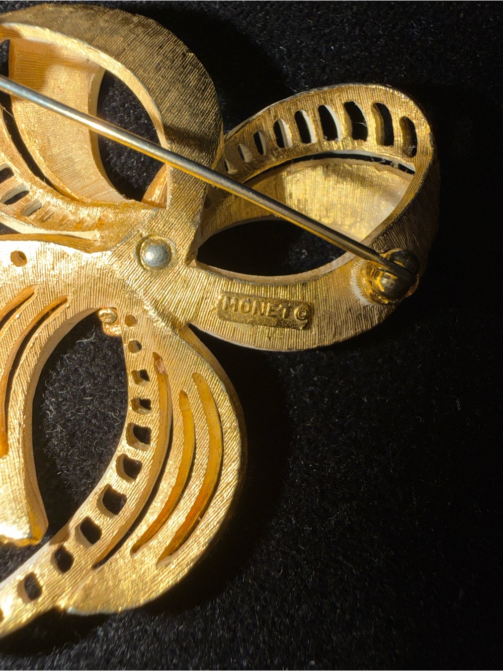 Vintage Monet Ivory Enamel Gold Tone Sculptural Bow Brooch Pin 2” - Picture 4 of 8